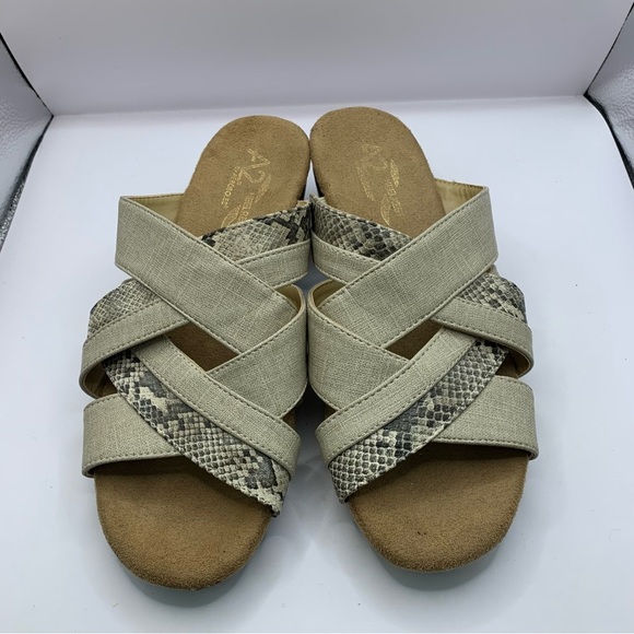 A2 by AEROSOLES Women's FLOWER POWER Tan snake print Wedge Sandals Sz. 8.5M - Picture 2 of 6